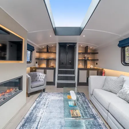 Elegant Houseboat Near Canary Wharf